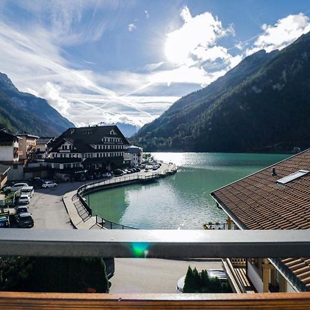 Una Civetta sul Lago Alleghe Esterno foto