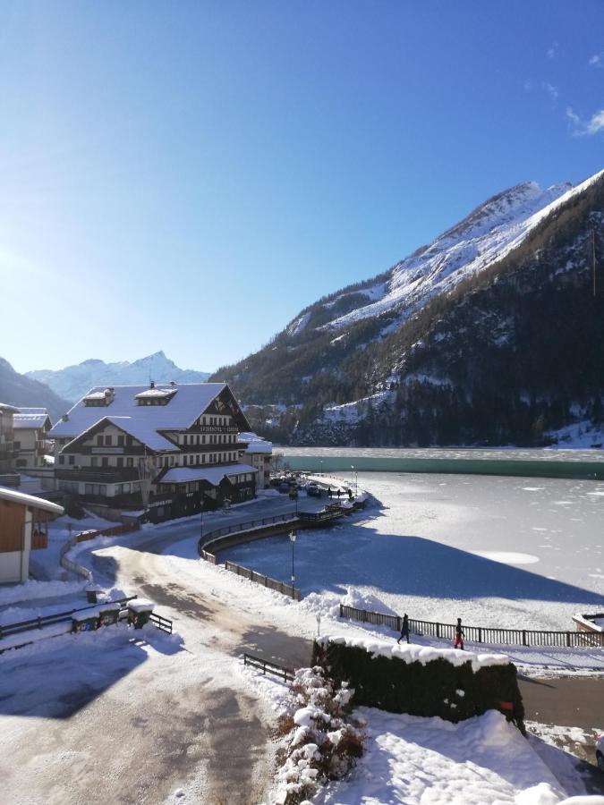 Una Civetta sul Lago Alleghe Esterno foto
