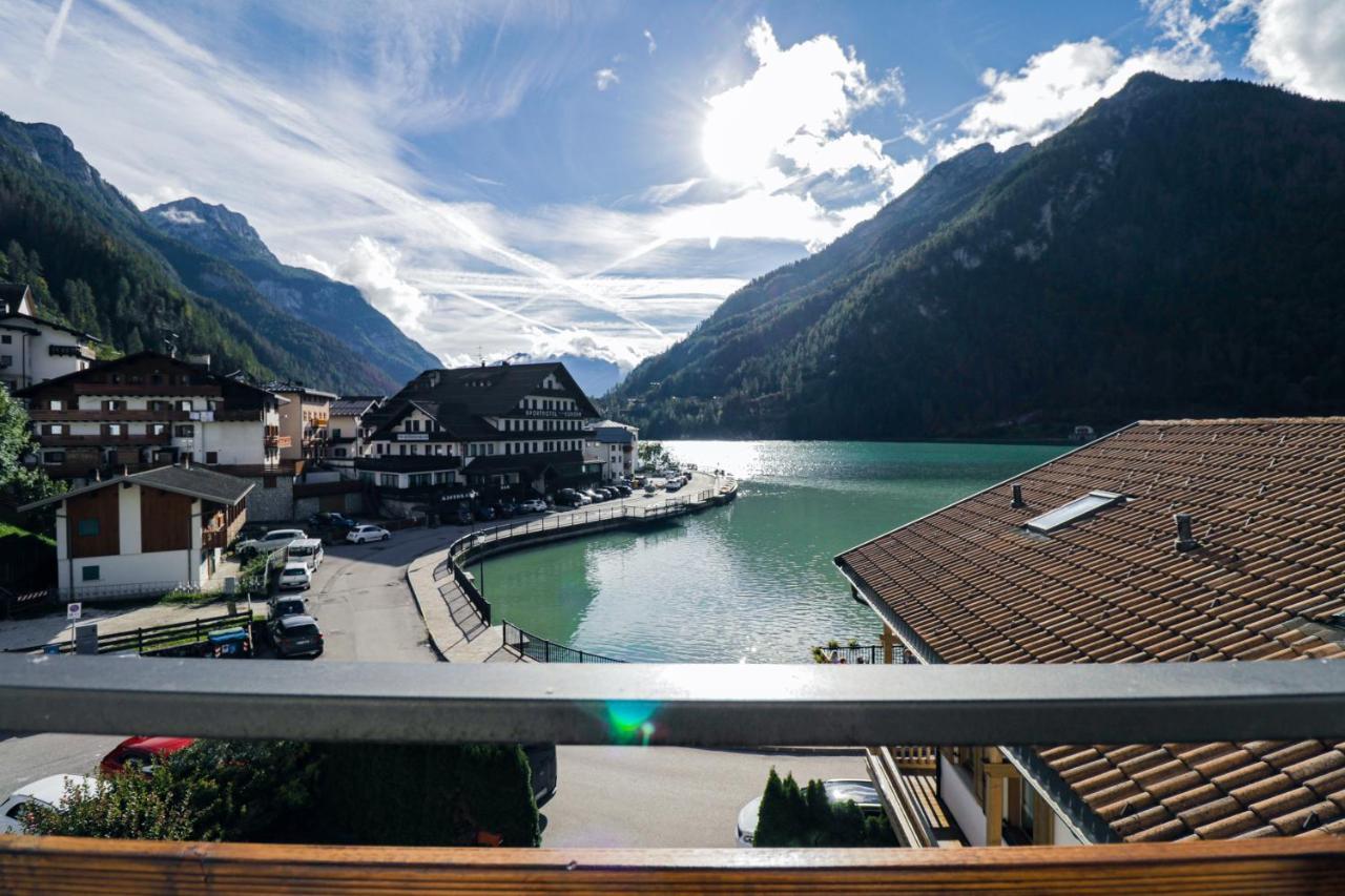 Una Civetta sul Lago Alleghe Esterno foto