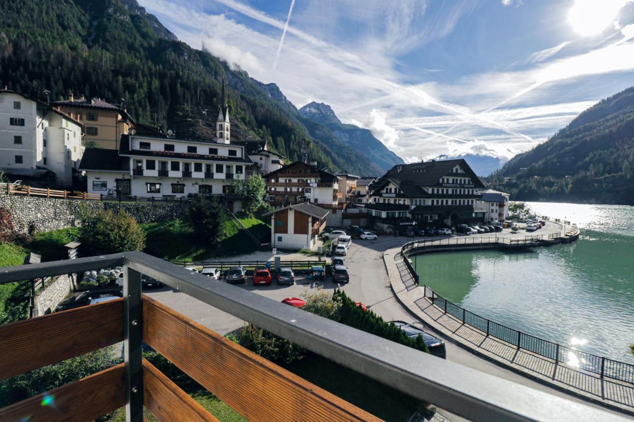 Una Civetta sul Lago Alleghe Esterno foto