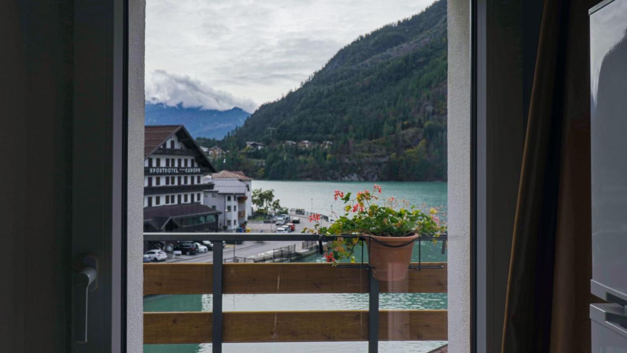 Una Civetta sul Lago Alleghe Esterno foto