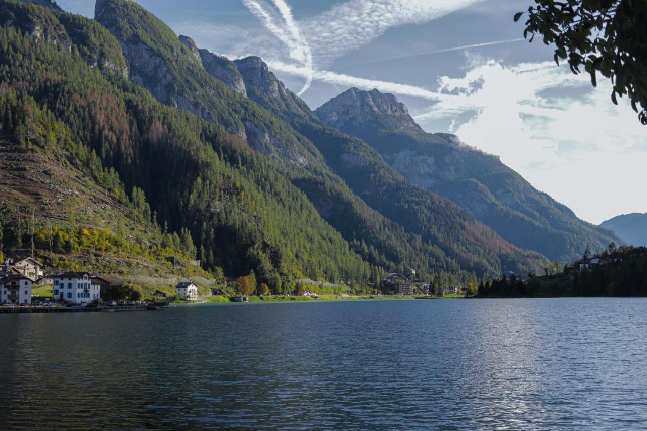 Una Civetta sul Lago Alleghe Esterno foto