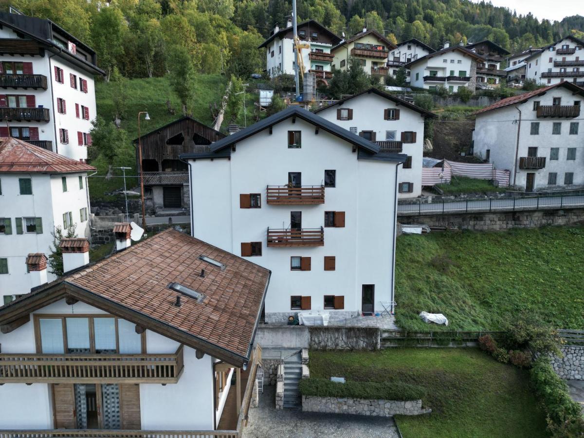 Una Civetta sul Lago Alleghe Esterno foto