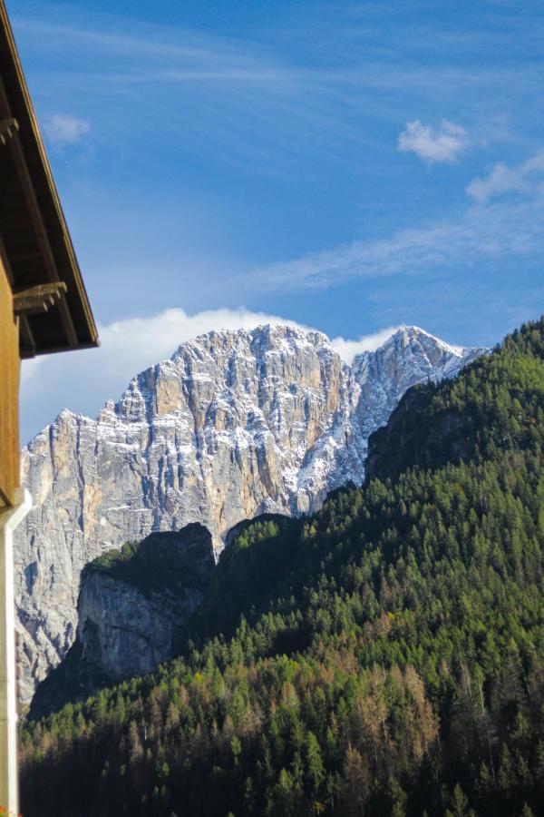 Una Civetta sul Lago Alleghe Esterno foto