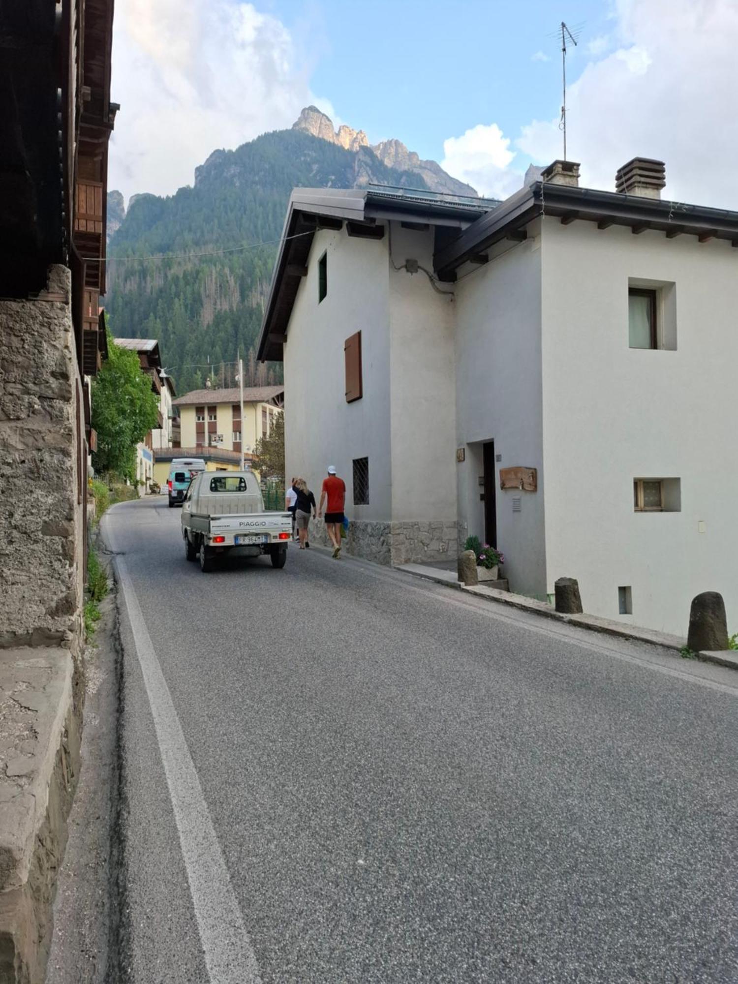 Una Civetta sul Lago Alleghe Esterno foto